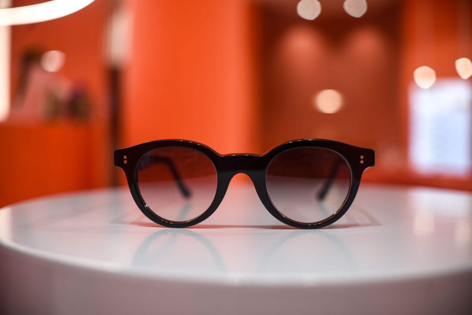 El diseñador Eder Aurre lanza las gafas del verano junto a una óptica mítica de Portugalete