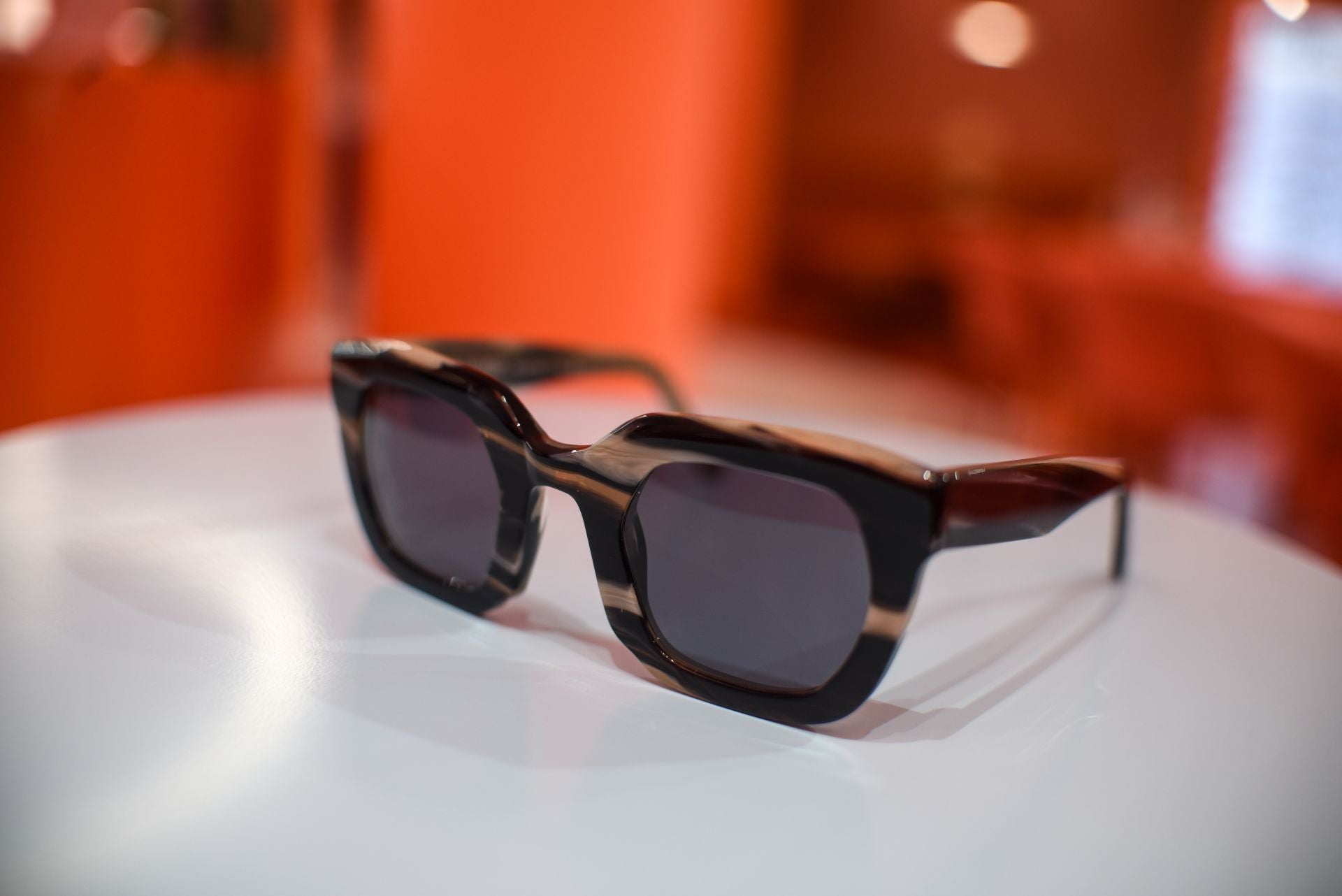 El diseñador Eder Aurre lanza las gafas del verano junto a una óptica mítica de Portugalete