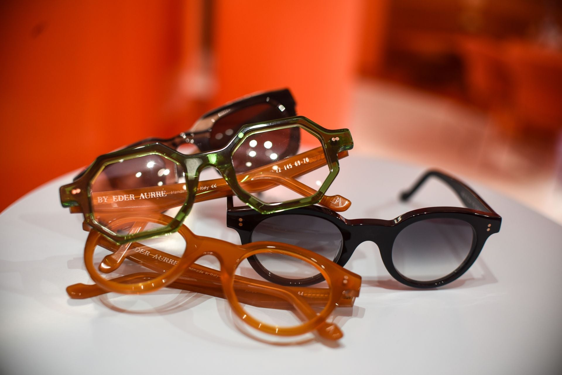 El diseñador Eder Aurre lanza las gafas del verano junto a una óptica mítica de Portugalete