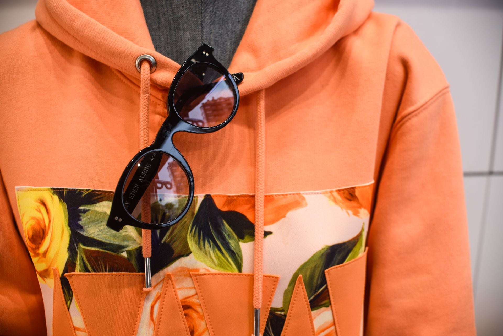 El diseñador Eder Aurre lanza las gafas del verano junto a una óptica mítica de Portugalete