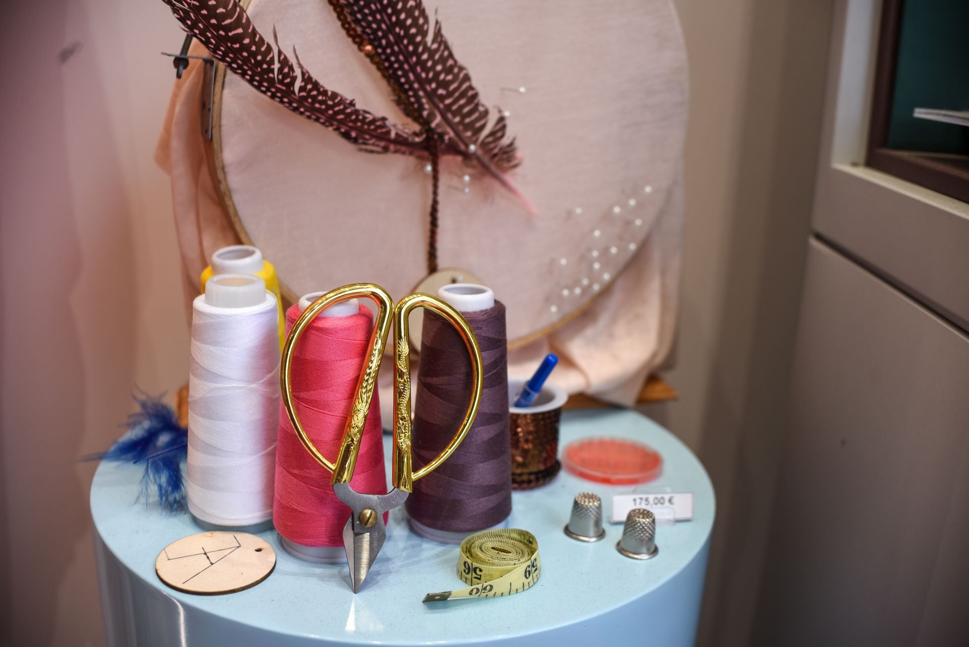 El diseñador Eder Aurre lanza las gafas del verano junto a una óptica mítica de Portugalete