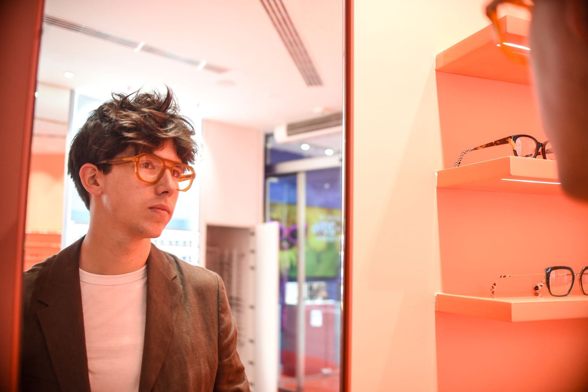 El diseñador Eder Aurre lanza las gafas del verano junto a una óptica mítica de Portugalete