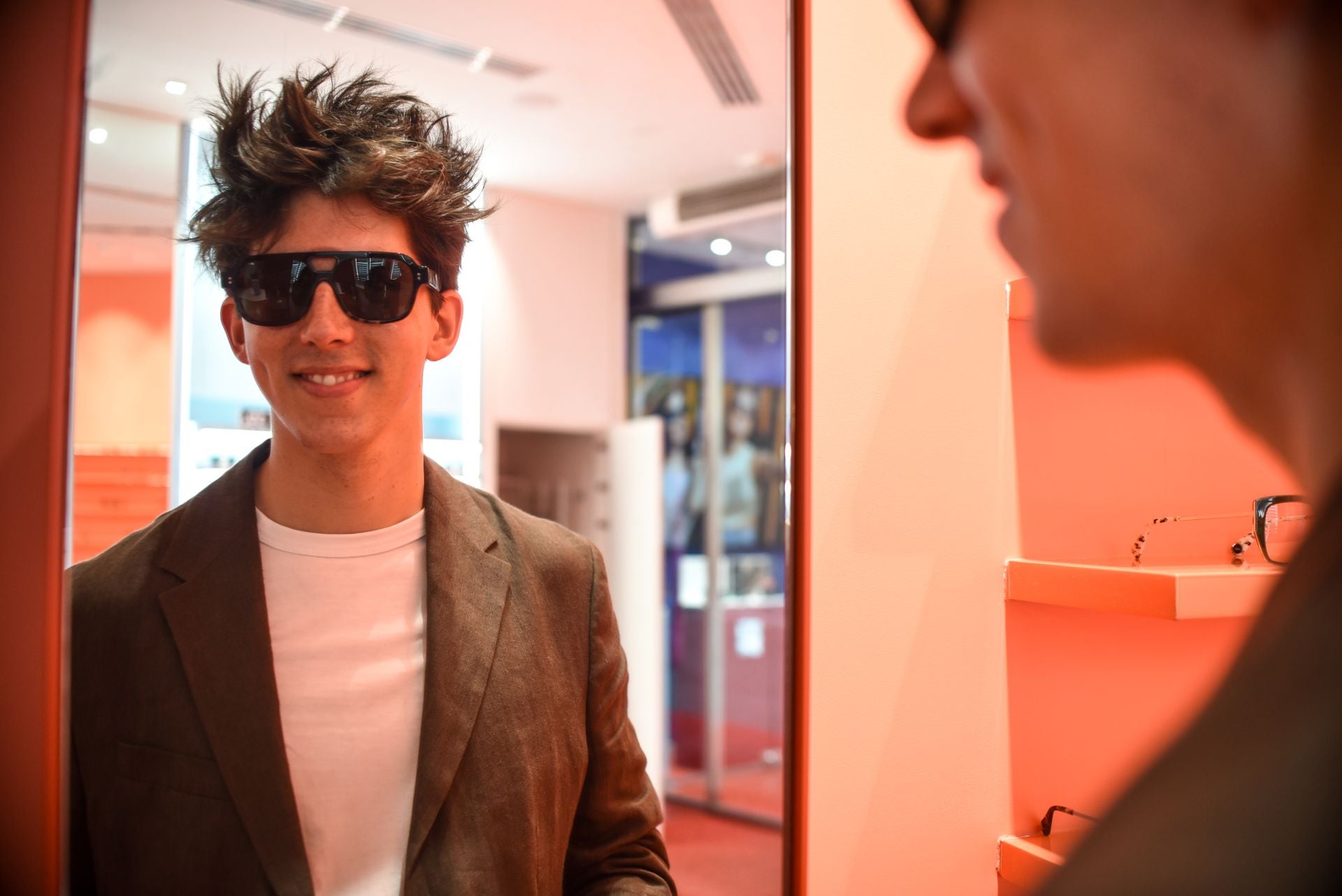 El diseñador Eder Aurre lanza las gafas del verano junto a una óptica mítica de Portugalete