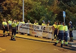 Los trabajadores se han citado a primera hora antes de la reunión prevista a mediodía.