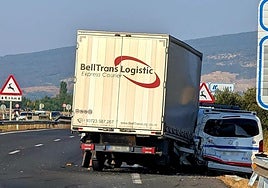 El camión ha impactado de lleno contra el lateral derecho del vehículo de la Ertzaintza.