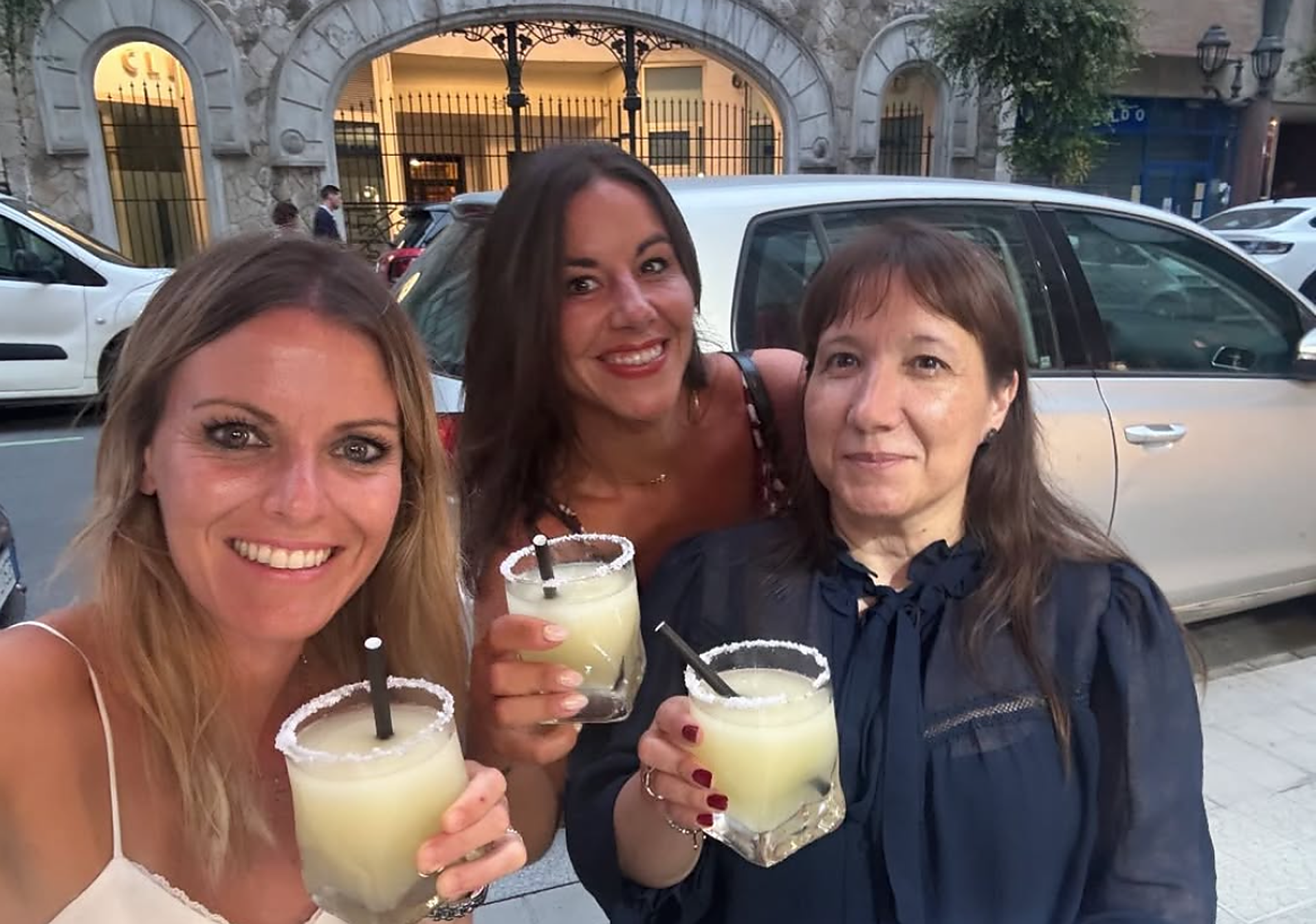 Andrea Ropero con unas amigas esta Aste Nagusia
