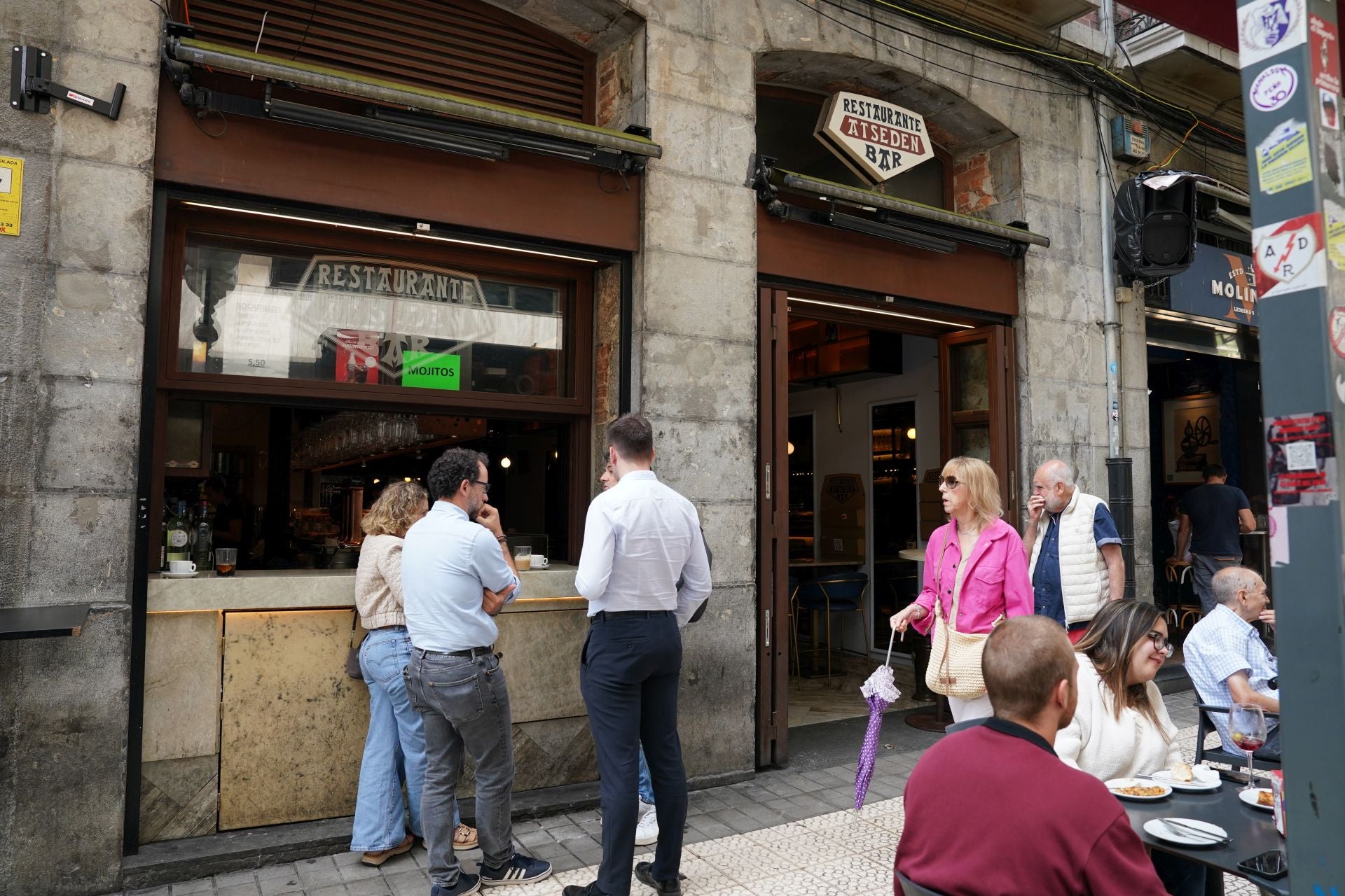 Los camareros del Atseden no saben cómo pagarán sus facturas estos meses.