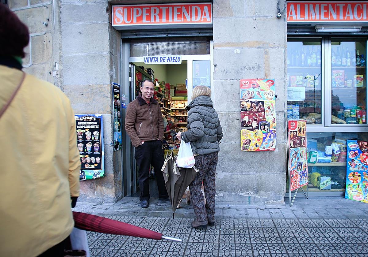 Zhong Ping Huang en el comercio que regenta en Bilbao.