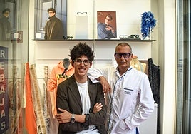 El diseñador Eder Aurre lanza las gafas del verano junto a una óptica mítica de Portugalete