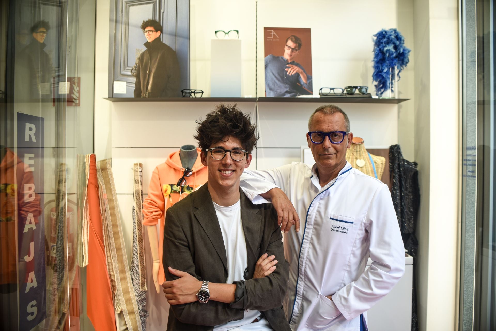 El diseñador Eder Aurre lanza las gafas del verano junto a una óptica mítica de Portugalete