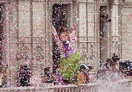 Marijaia durante el txupin de la Aste Nagusia de Bilbao.