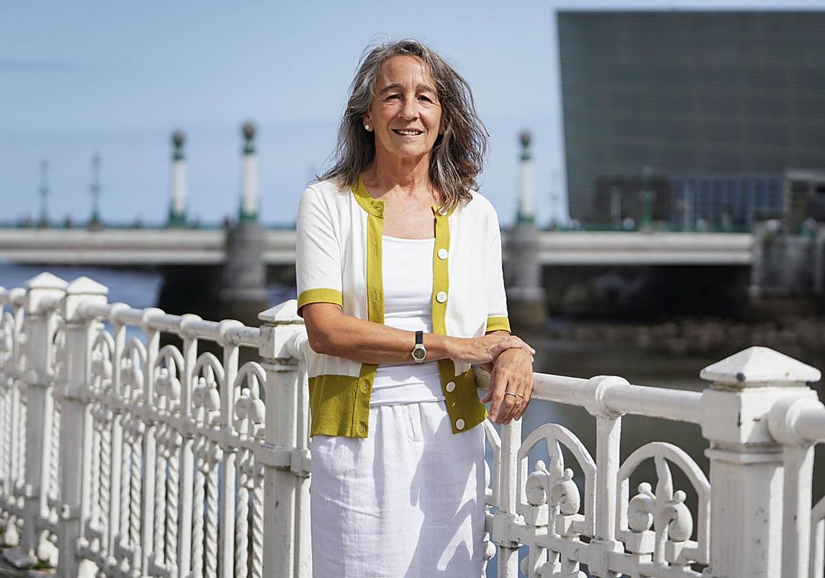 La delegada del Gobierno central en Euskadi posa en el centro de San Sebastián, con el Kursaal de fondo.