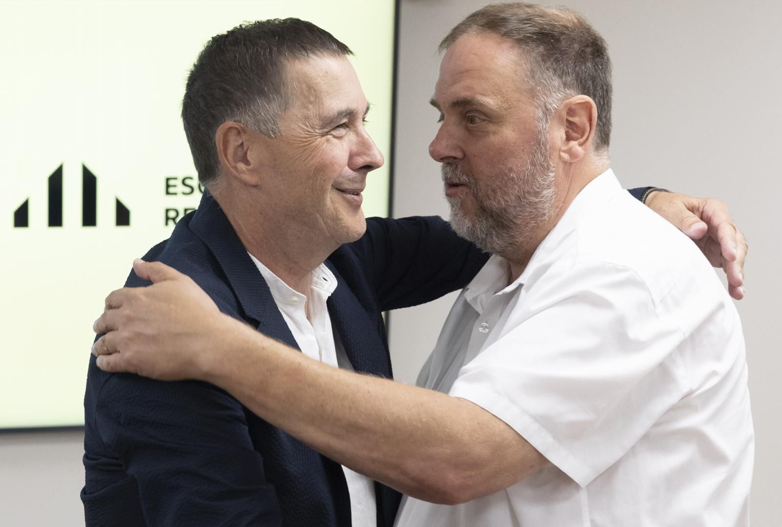 Otegi y Junqueras se saludan al inicio de su reunión de este lunes en la sede de EH Bildu en San Sebastián.