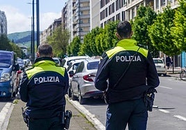 Dos agentes de la Policía Local patrullan a pie por Vitoria.