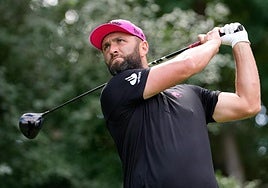 Rahm golpea desde el tee del quinto hoyo en la final de equipos disputada en Michigan.