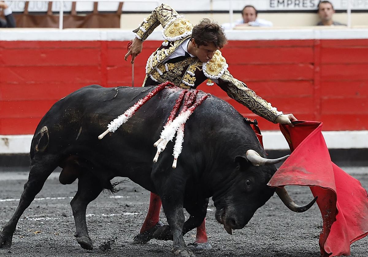 El torero Roca Rey durante la lidia a su segundo toro de la tarde en la cuarta de abono de las Corridas Generales de la Aste Nagusia 2025 de Bilbao.