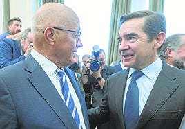 El presidente del Banco Sabadell, Joseo Oliu, con el de BBVA, Carlos Torres.