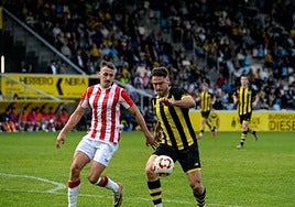 Barakaldo y Bilbao Athletic el pasado mayo en Lasesarre.