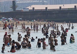 Bañistas en la playa de Ereaga.