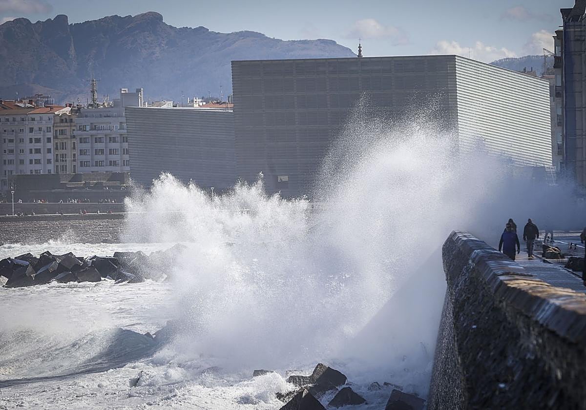 El Ayuntamiento de San Sebastián ha decidido cerrer el acceso a la isla de Santa Clara por el oleaje.