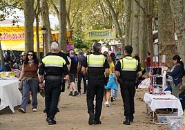 Policía Municipal en el recinto festivo de Aste Nagusia durante el día.
