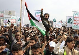 Partidarios hutíes gritan durante una protesta en apoyo al pueblo palestino y contra la campaña militar de Israel en la Franja de Gaza en Saná, Yemen.