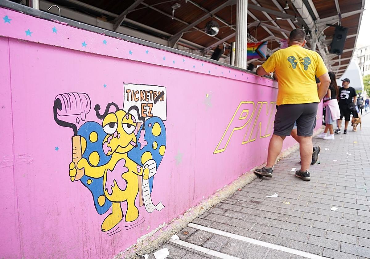 Vista de una imagen contra Ticket Bai en una de las txosnas de El Arenal.