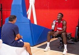 Galbiati charla con Khalifa Diop