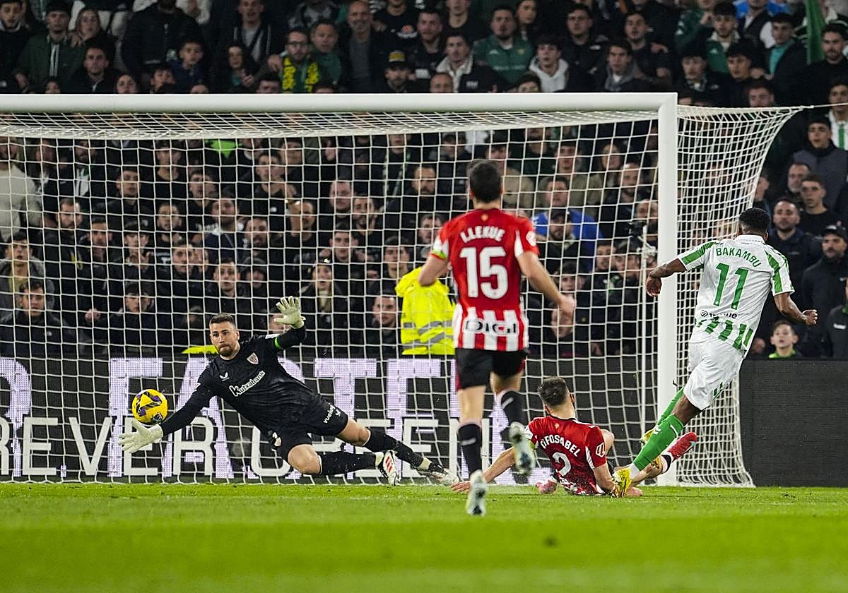 Cedric Bakambu dispara a la portería de Unai Simón en el Betis-Athletic de la pasada temporada