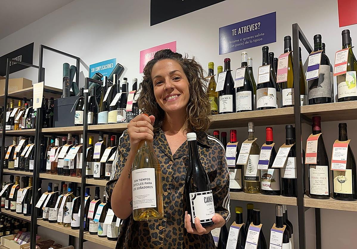 La creadora de La Manducateca, María Mora, y el sumiller Sergio Mujico impulsan Calcáreo, el bar de vinos que abrirán en otoño en Bilbao.