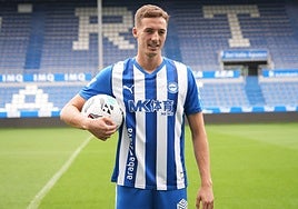 Jon Pacheco posa en el césped de Mendizorroza.