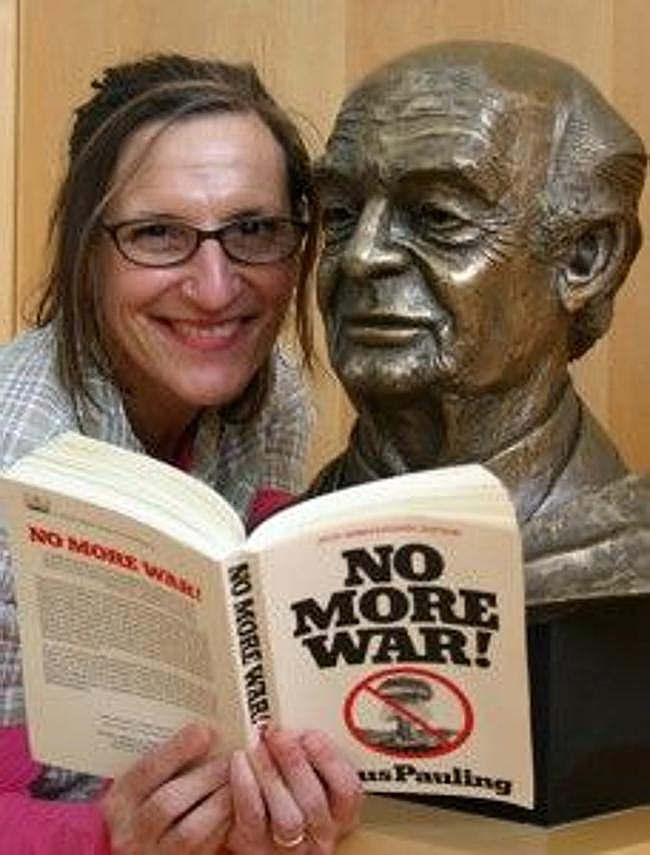 Dr. Linda Marie Richards junto al busto de Pauling: «Cuando les enseño esta historia a mis alumnos, también intento que vean la paz. Me encanta mostrarle a la gente lo lejos que hemos llegado. Cuando yo nací, todavía se realizaban pruebas con armas nucleares en la atmósfera. [...] ahora existe un Tratado de la ONU sobre la Prohibición de las Armas Nucleares, y los Hibakusha fueron honrados con el Premio Nobel en 2024 por su liderazgo visionario y resiliente».