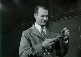 Linus Pauling en una fotografía de la década de 1930 compartida por el Centro de Investigación de Colecciones y Archivos especiales. Falleció el 19 de agosto de 1994.