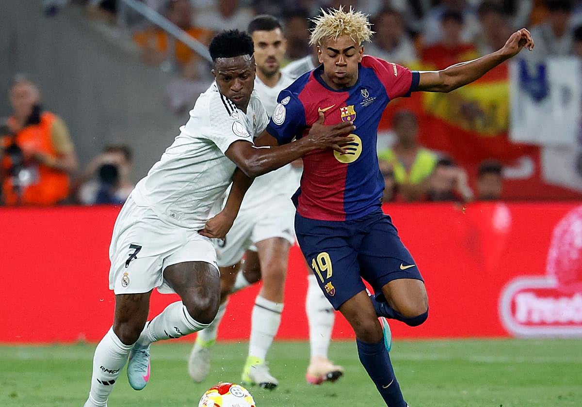 Vinícius disputa un balón a Lamine Yamal