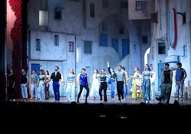 Saludos de los actuantes tras la caída del telón.