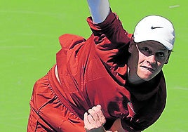 Sinner al servicio en el partido contra el checo Vit Kopriva.