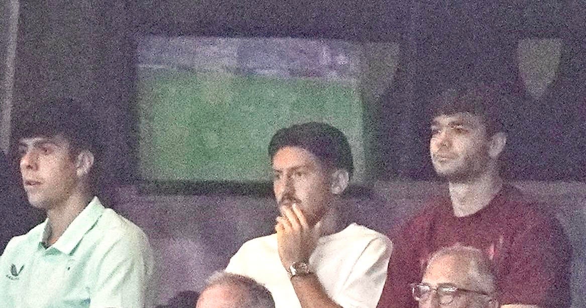 Unai Vencedor (en la izquierda), en el palco de San Mamés el pasado lunes durante el partido ante el Rayo.