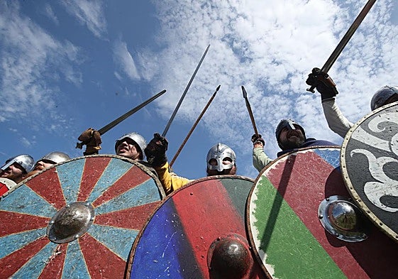 Recreadores caracterizados como vikingos en la Whitby War Weekend de Leed, Reino Unido, en 2019.