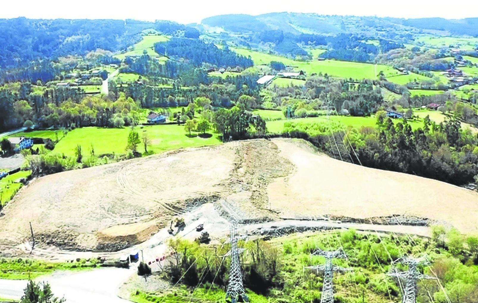 El vertedero, que llevaba dos décadas sin actividad pero sin ser sellado, ha recibido 300.000 metros cúbicos de tierra de la obra del cable submarino.