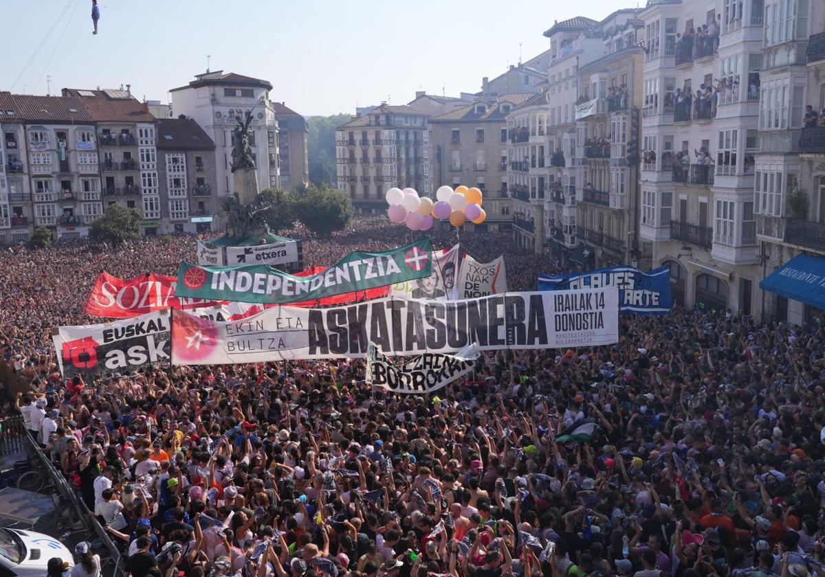 En la Bajada de Celedón se exhibieron, entre otras, pancartas en favor de los presos de ETA.