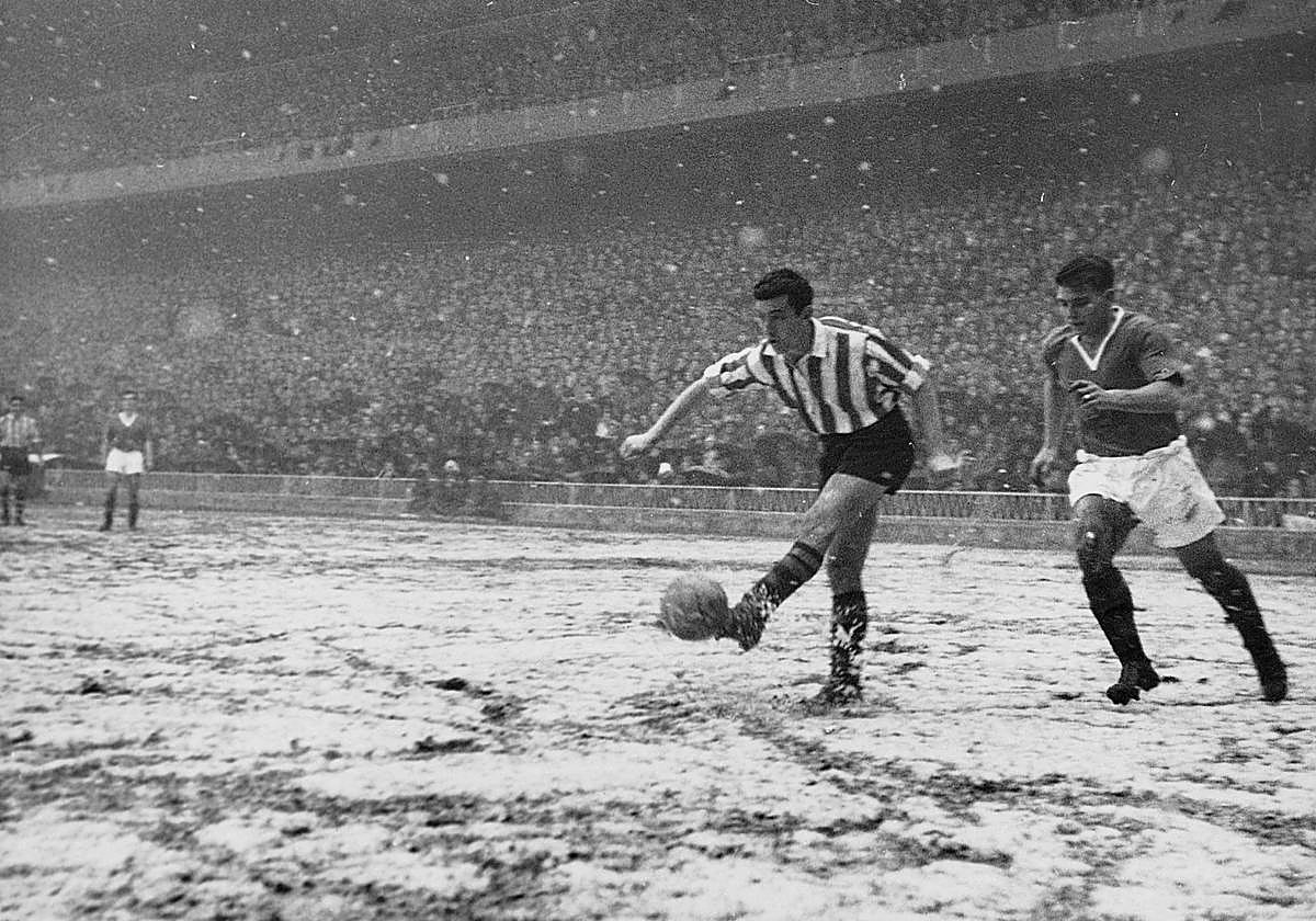 Con nieve, Markaida dispara ante el United en enero de 1957 en San Mamés.