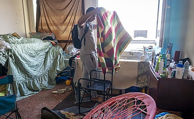 Cherough adecenta su habitación.