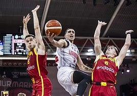 El georgiano Andronikashvili realiza una bandeja ante la defensa de López-Arostegui y Saint-Supery.