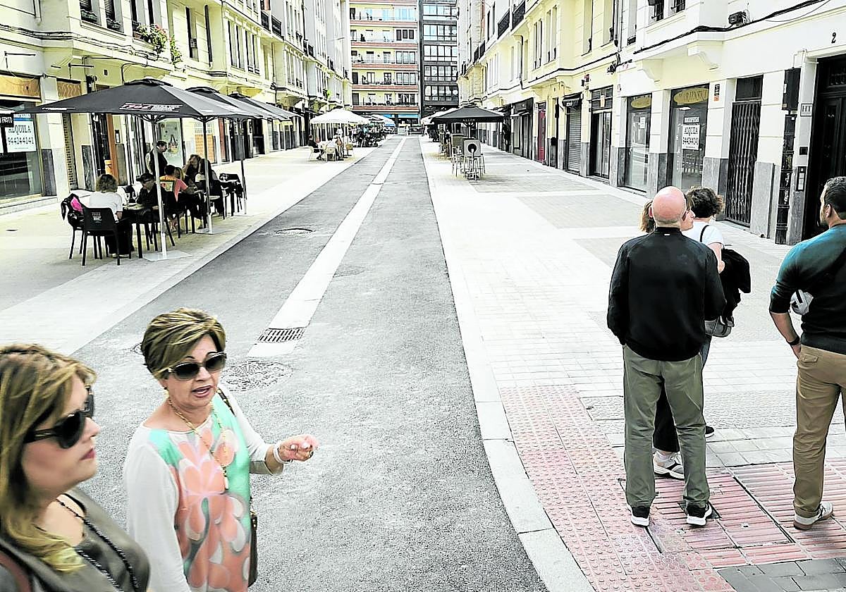 Vista de la calle García Rivero que volverá a levantarse por defectos en las baldosas.