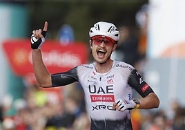Jay Vine, del UAE, celebra el triunfo de etapa.