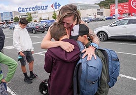 Amaia, madre de acogida de Dannyl y Nazar, durante la despedida