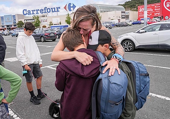 Amaia, madre de acogida de Dannyl y Nazar, durante la despedida