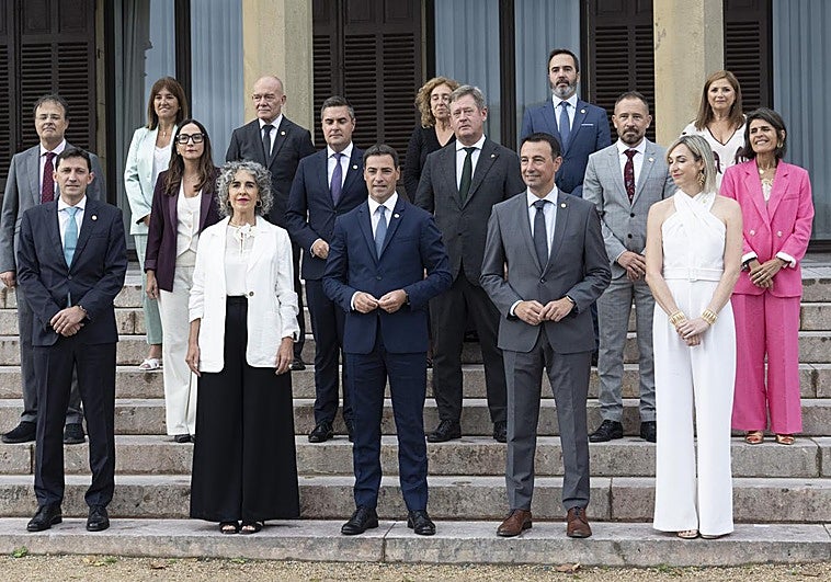 Pradales llama a Moreno Bonilla y le pide colaboración para frenar la llegada de menores migrantes «en bus desde Andalucía»