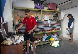Dos de los okupas que residen en las antiguas cocheras de la fábrica abandonada de URSSA, cuya fecha de derribo aún es una incógnita.