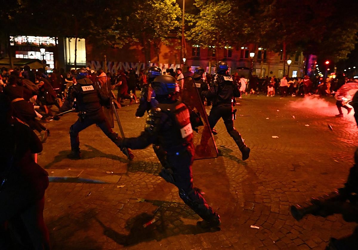 Imágenes de los incidentes que los ultras del PSG protagonizaron en París.